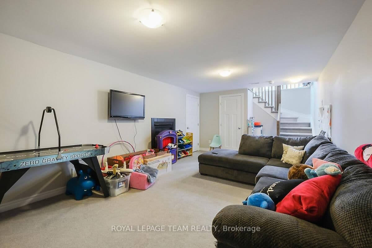 253 Fergus Crescent thumbnail 41