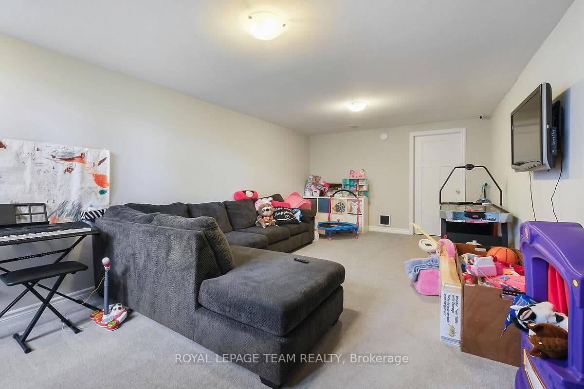 253 Fergus Crescent thumbnail 43