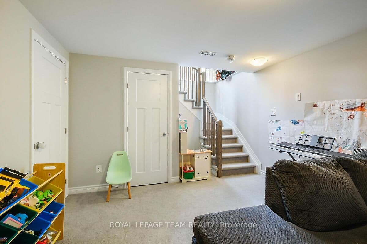 253 Fergus Crescent thumbnail 44