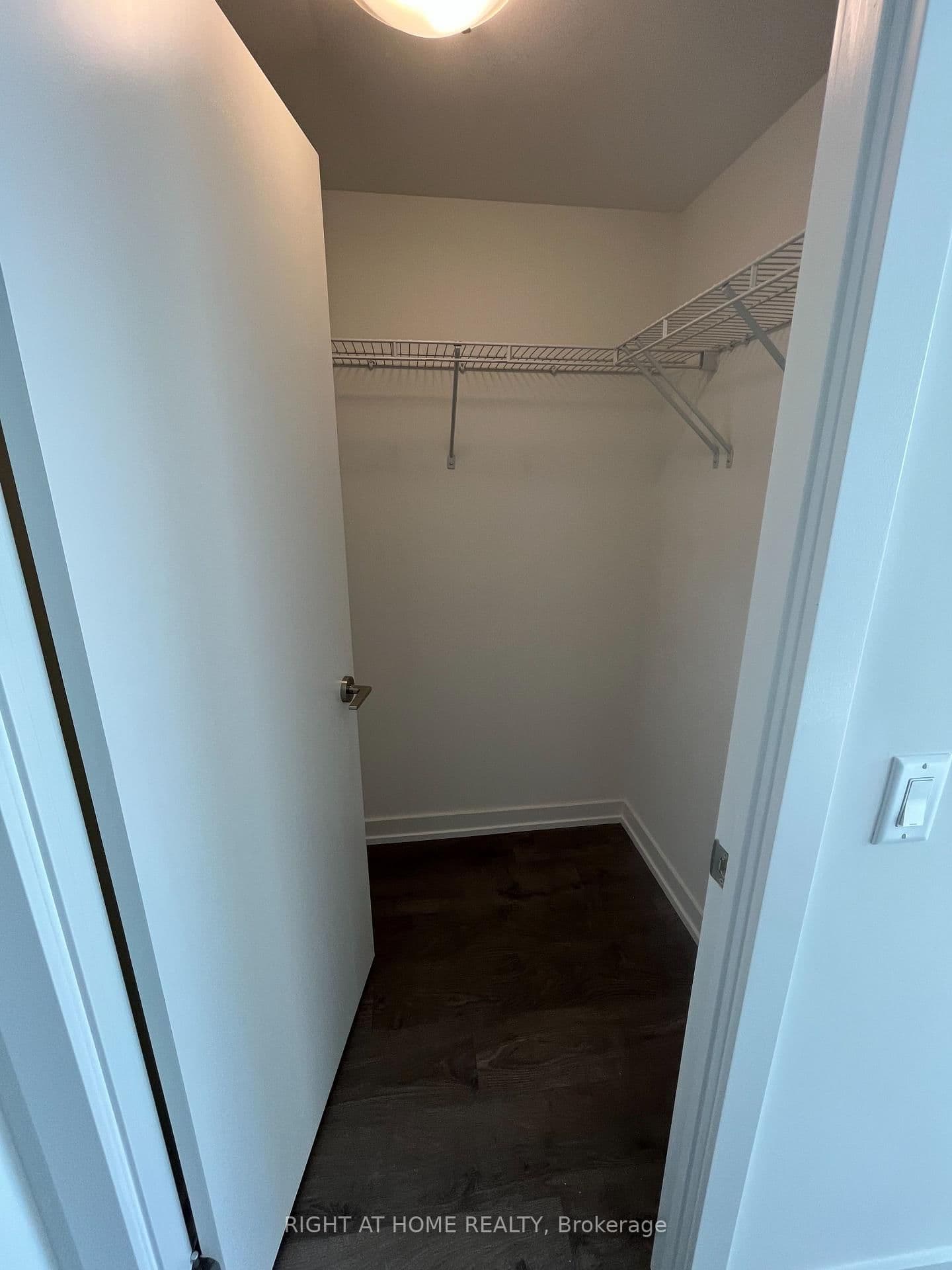 55 Duke Street W, Unit 1501 thumbnail 4