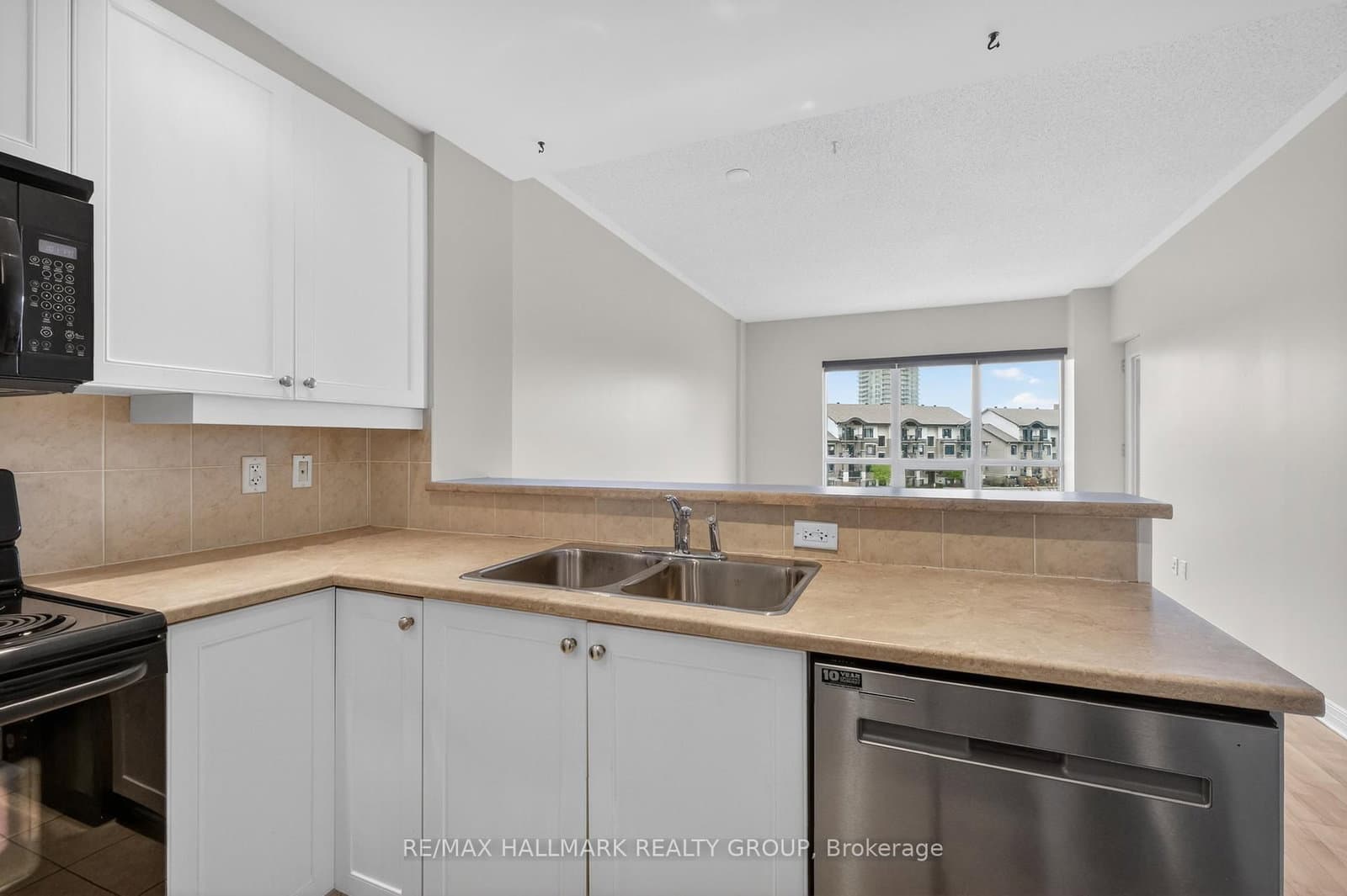 1005 Beauparc Private, Unit 301 thumbnail 23