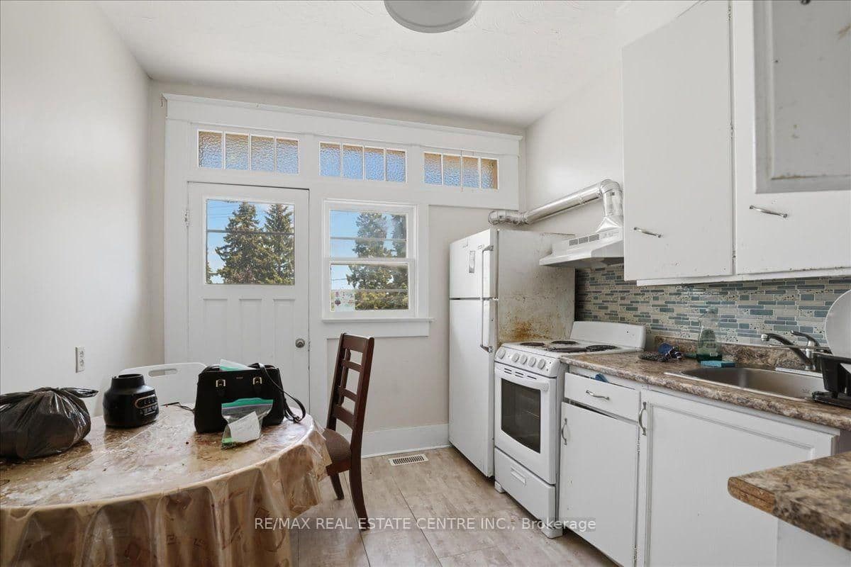 744 Queen Street S thumbnail 11