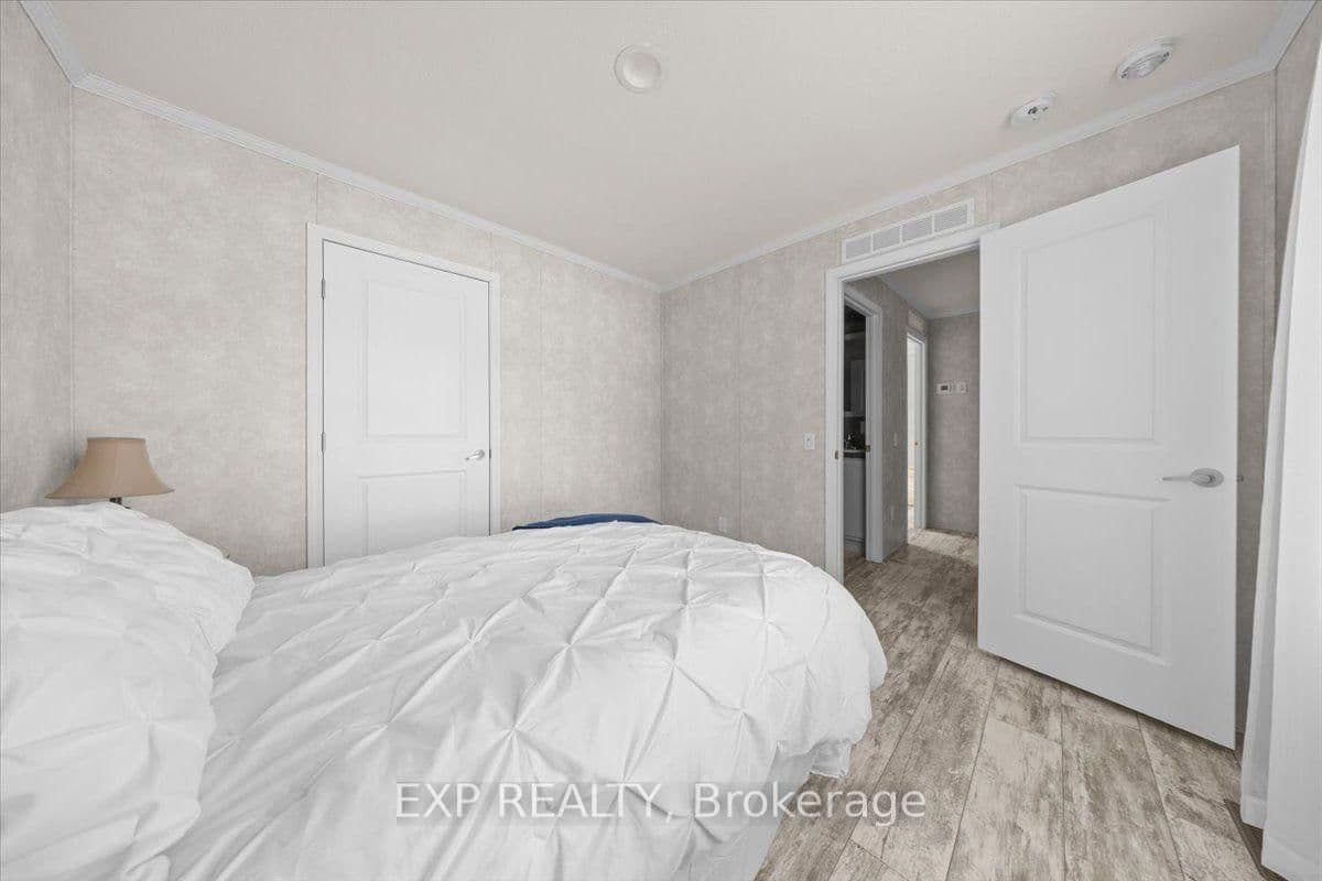 35 Vanier Road thumbnail 23