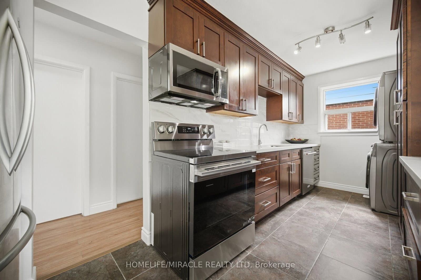 199 Allen Street E thumbnail 17