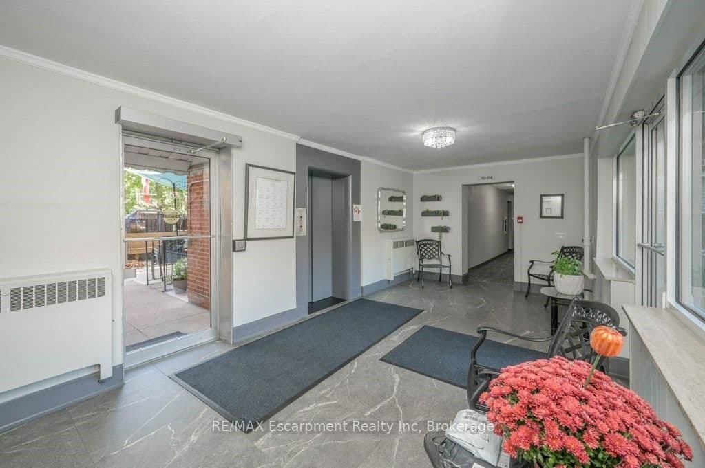 9 Grant Boulevard, Unit 201 thumbnail 3