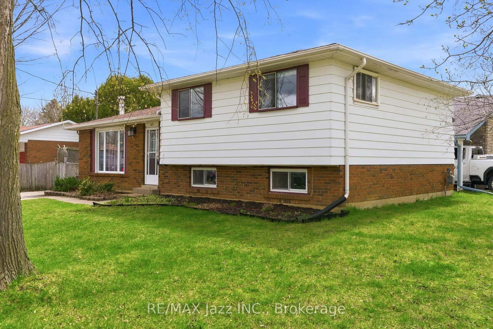 621 Willow Crescent - Image 1