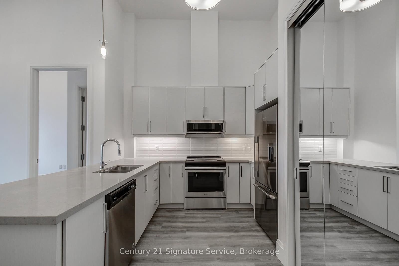 118 King Street E, Unit LPH16 thumbnail 7