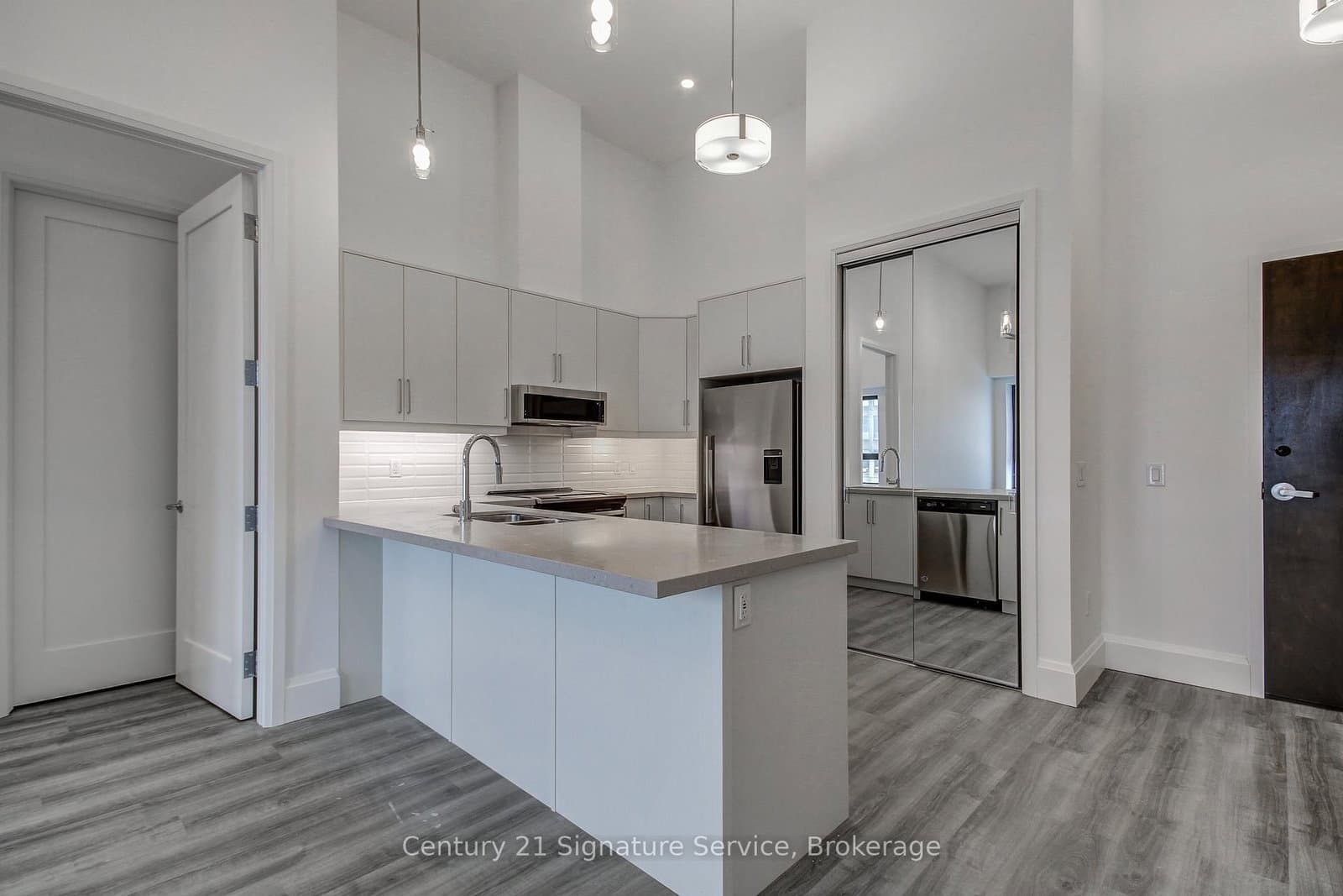 118 King Street E, Unit LPH16 thumbnail 8