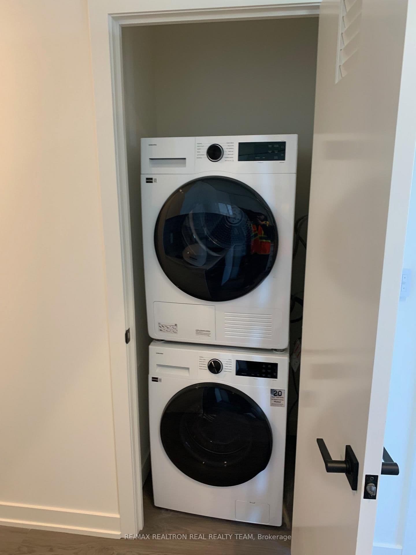 33 Erie Avenue, Unit 306 thumbnail 10