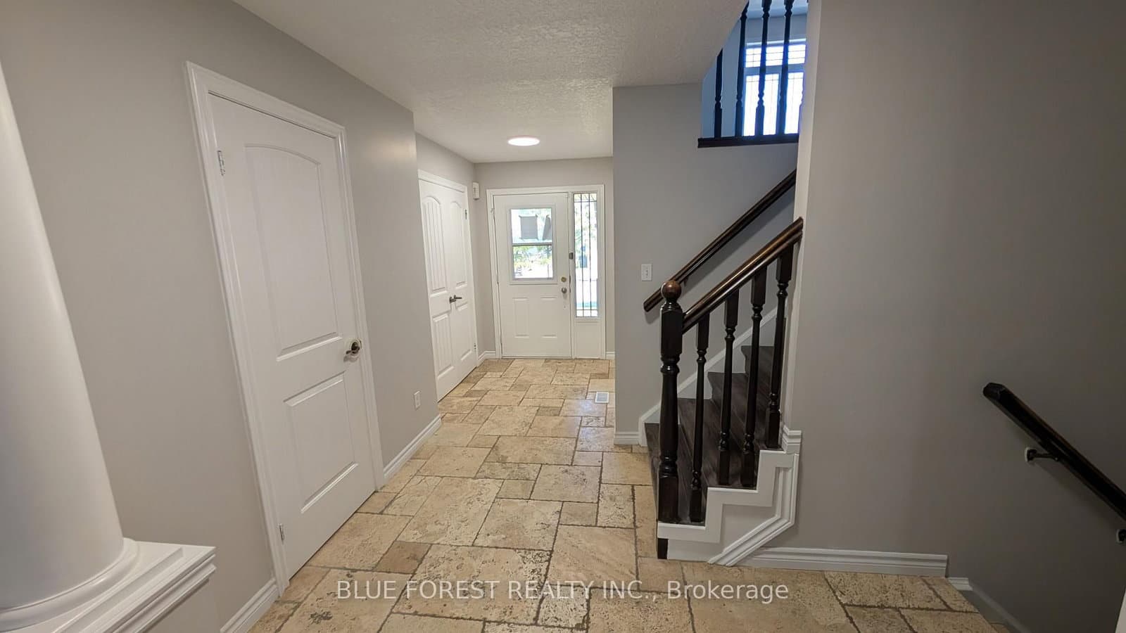904 Frontenac Crescent thumbnail 2