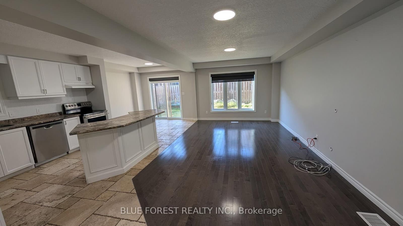 904 Frontenac Crescent thumbnail 3