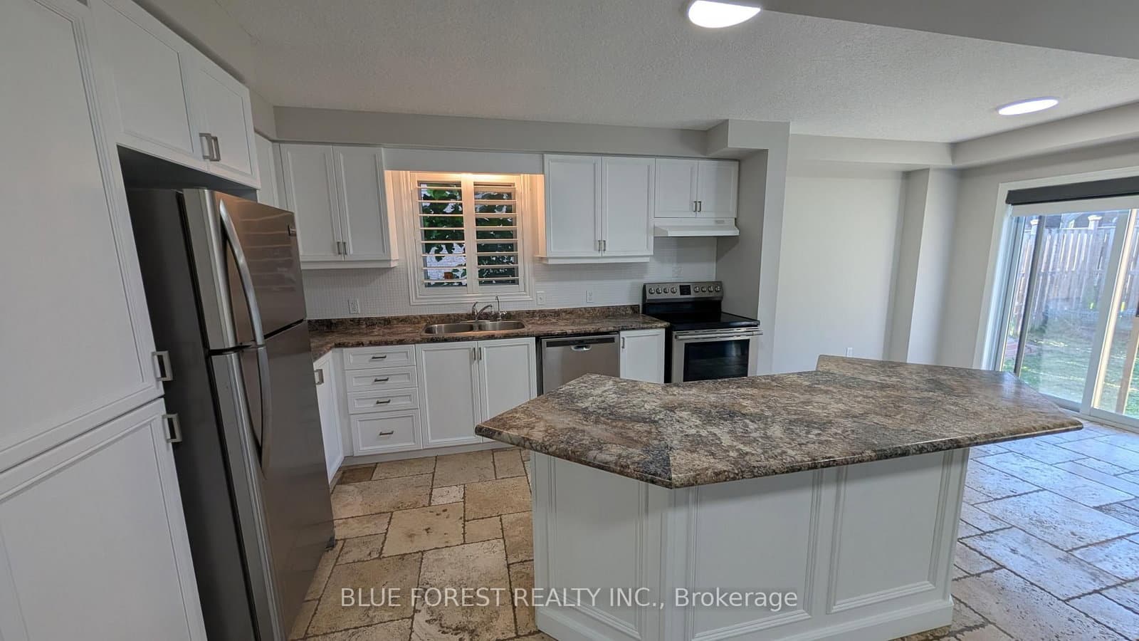 904 Frontenac Crescent thumbnail 4