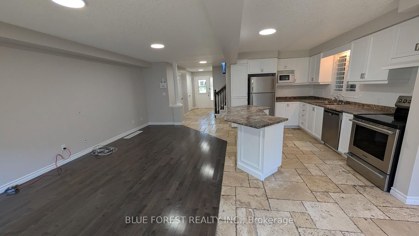 904 Frontenac Crescent thumbnail 5
