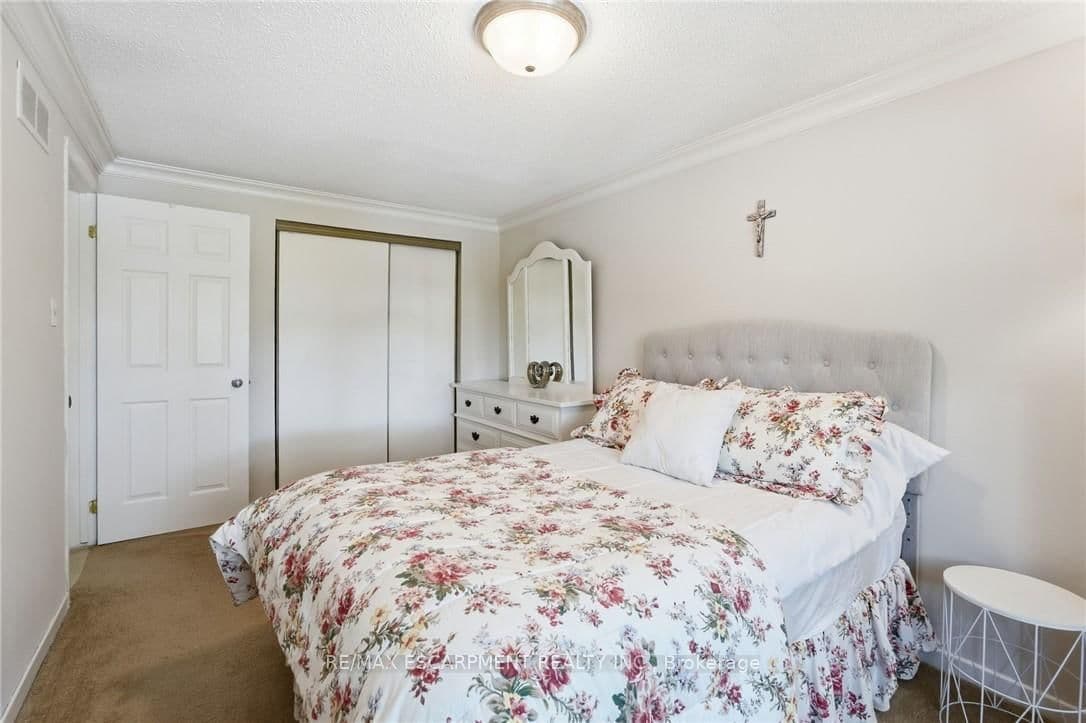 30 Twinoaks Crescent thumbnail 19