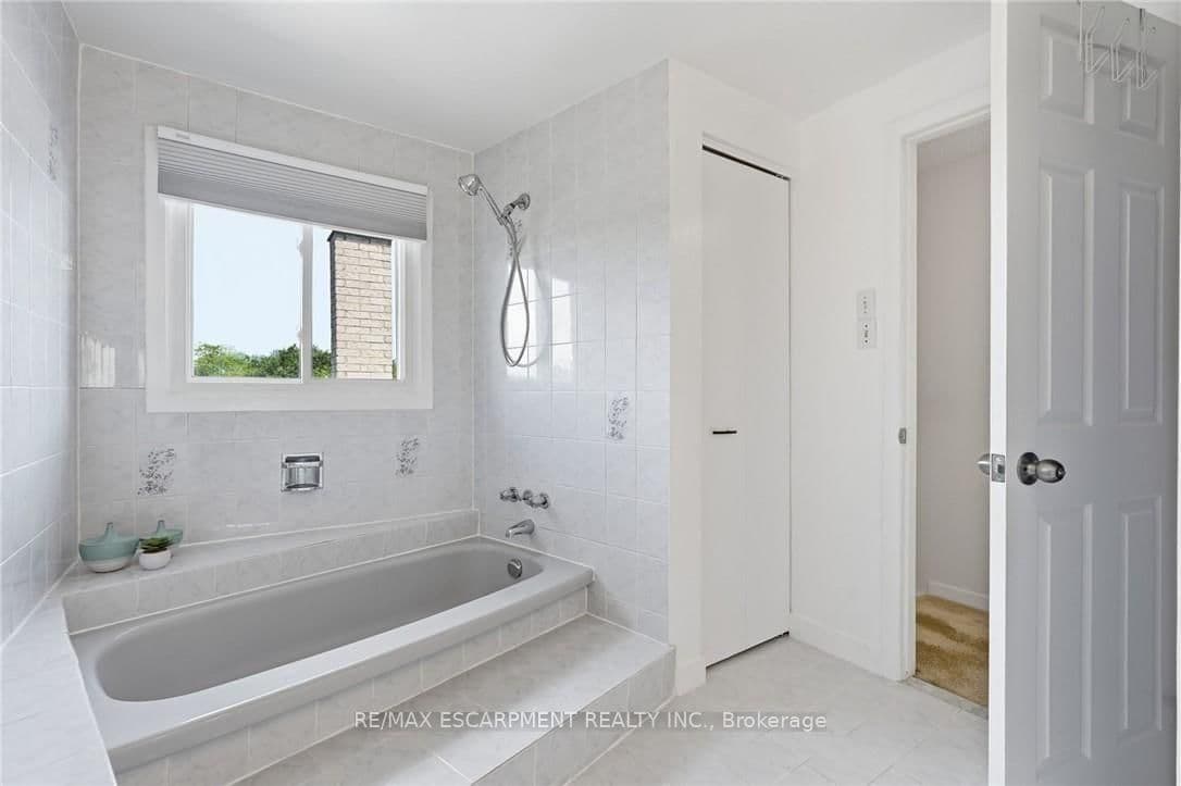 30 Twinoaks Crescent thumbnail 22