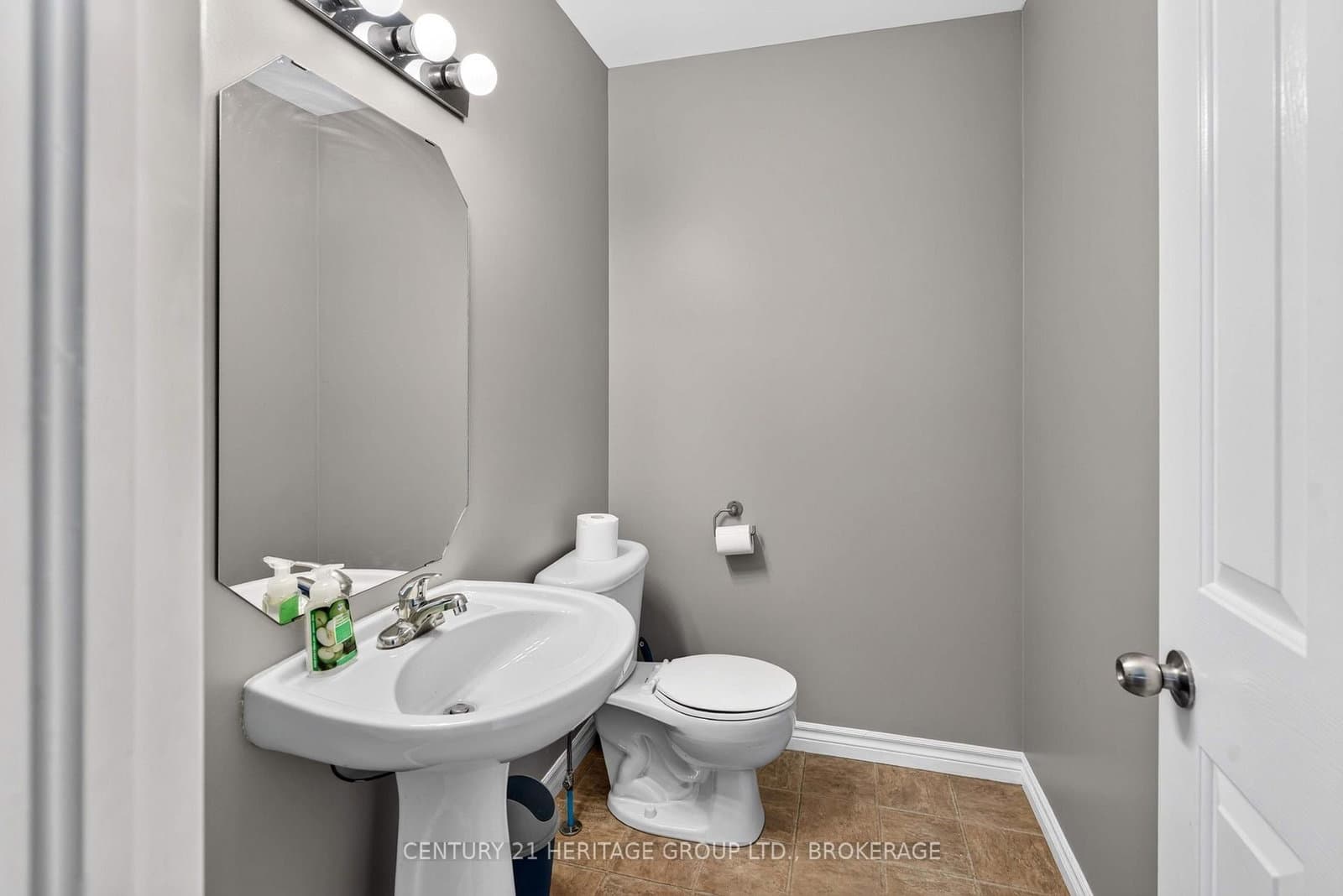 855 Lotus Avenue thumbnail 10