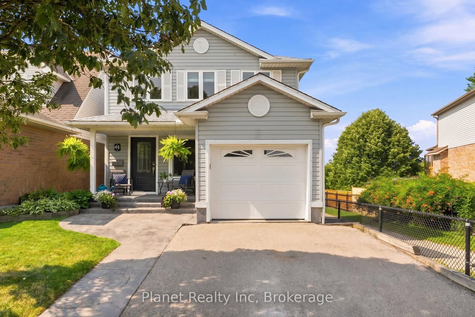 41 Boulder Crescent - Image 1
