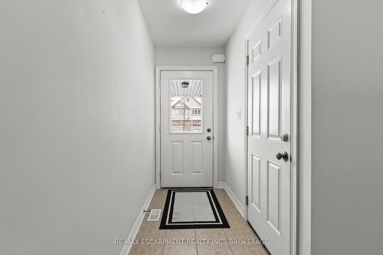 141 Winterberry Boulevard, Unit Main thumbnail 5