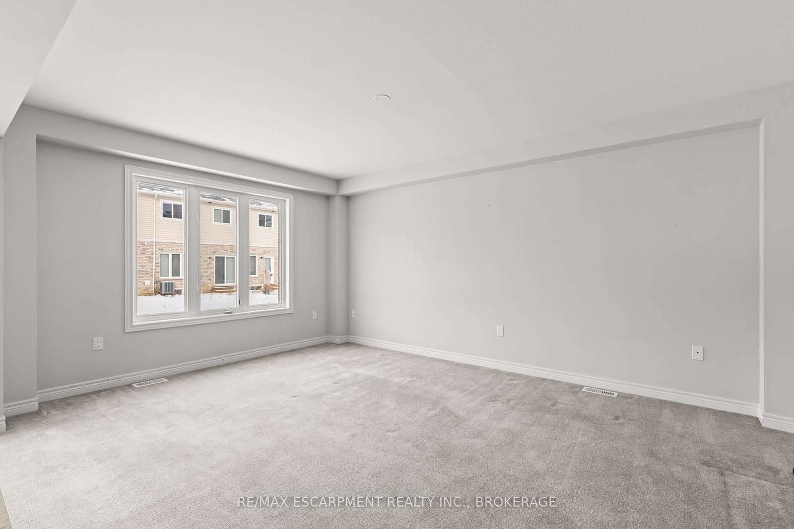 141 Winterberry Boulevard, Unit Main thumbnail 6