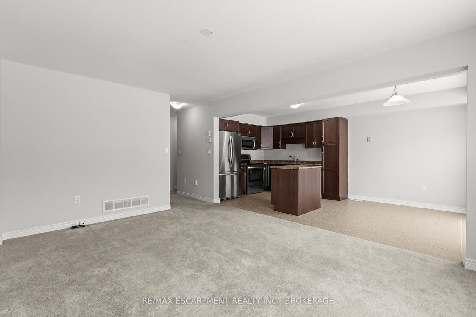141 Winterberry Boulevard, Unit Main thumbnail 7