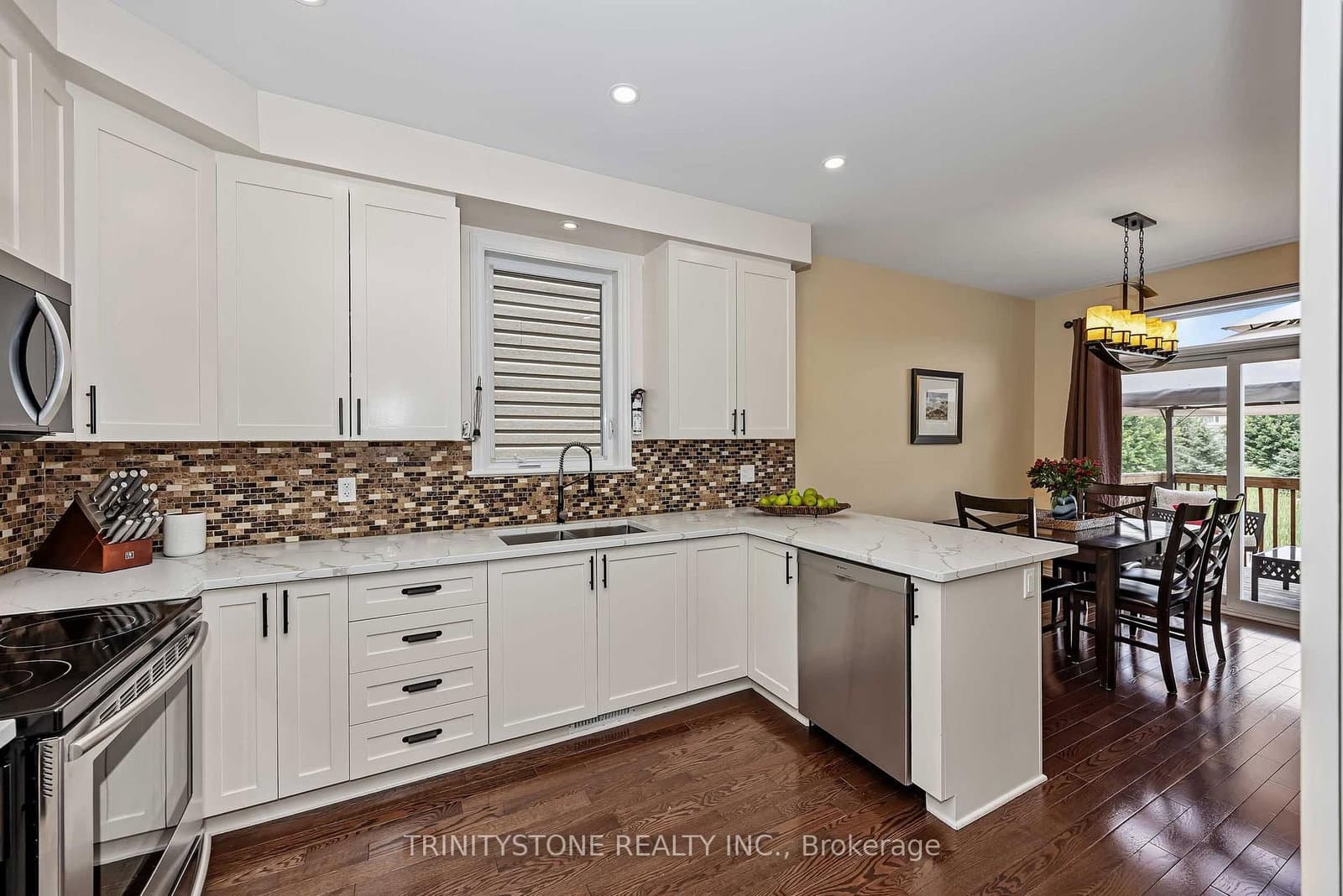 1114 Northgraves Crescent thumbnail 3