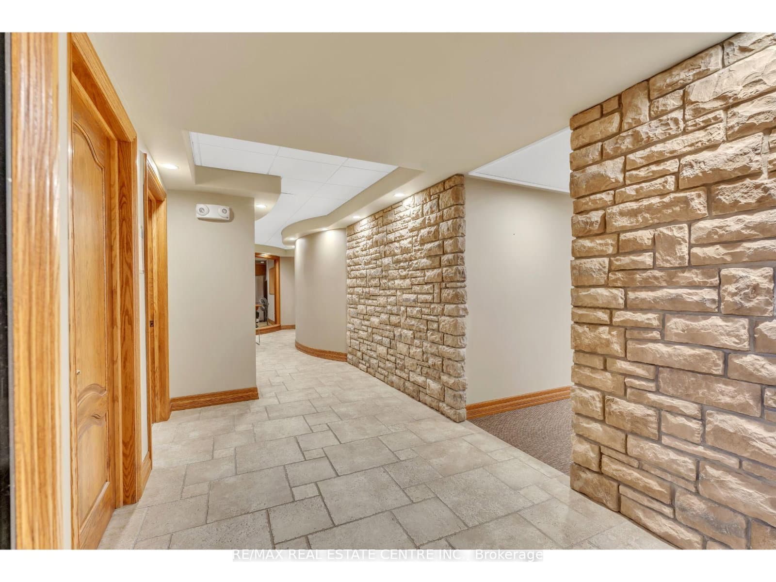 735 Bridge Street W thumbnail 30
