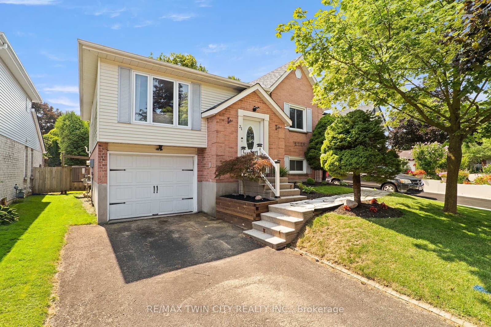 21 Golden Meadow Crescent - Image 1