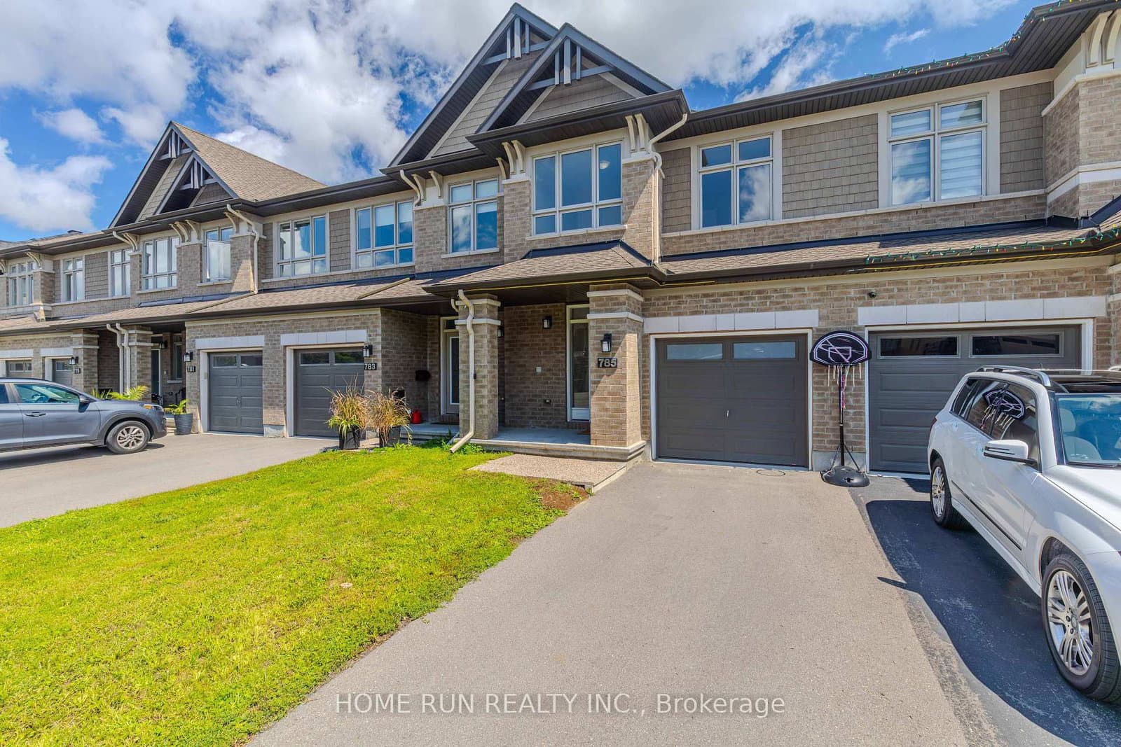 785 Cairn Crescent thumbnail 2