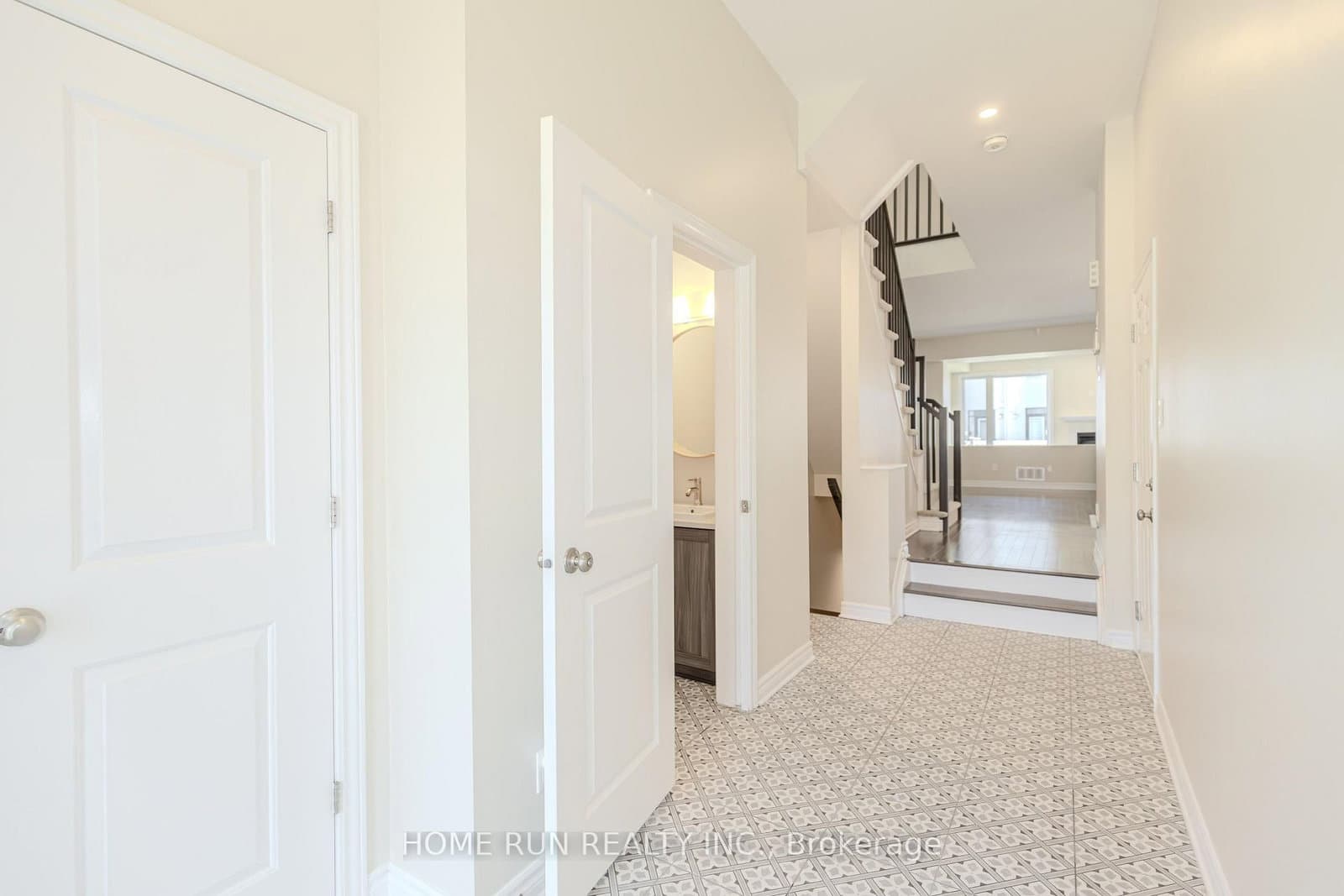 785 Cairn Crescent thumbnail 4