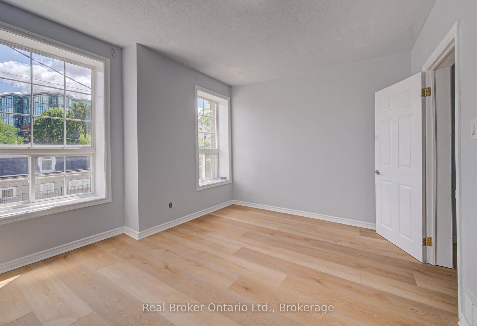 299 Bay Street N thumbnail 28