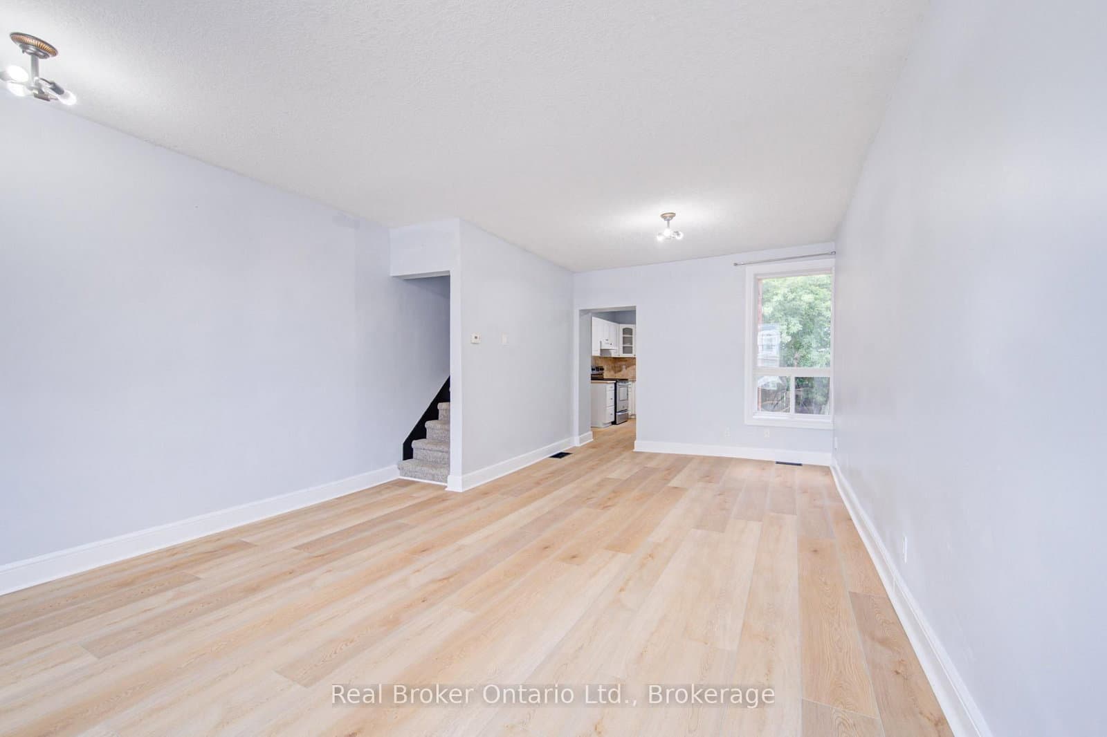 299 Bay Street N thumbnail 8