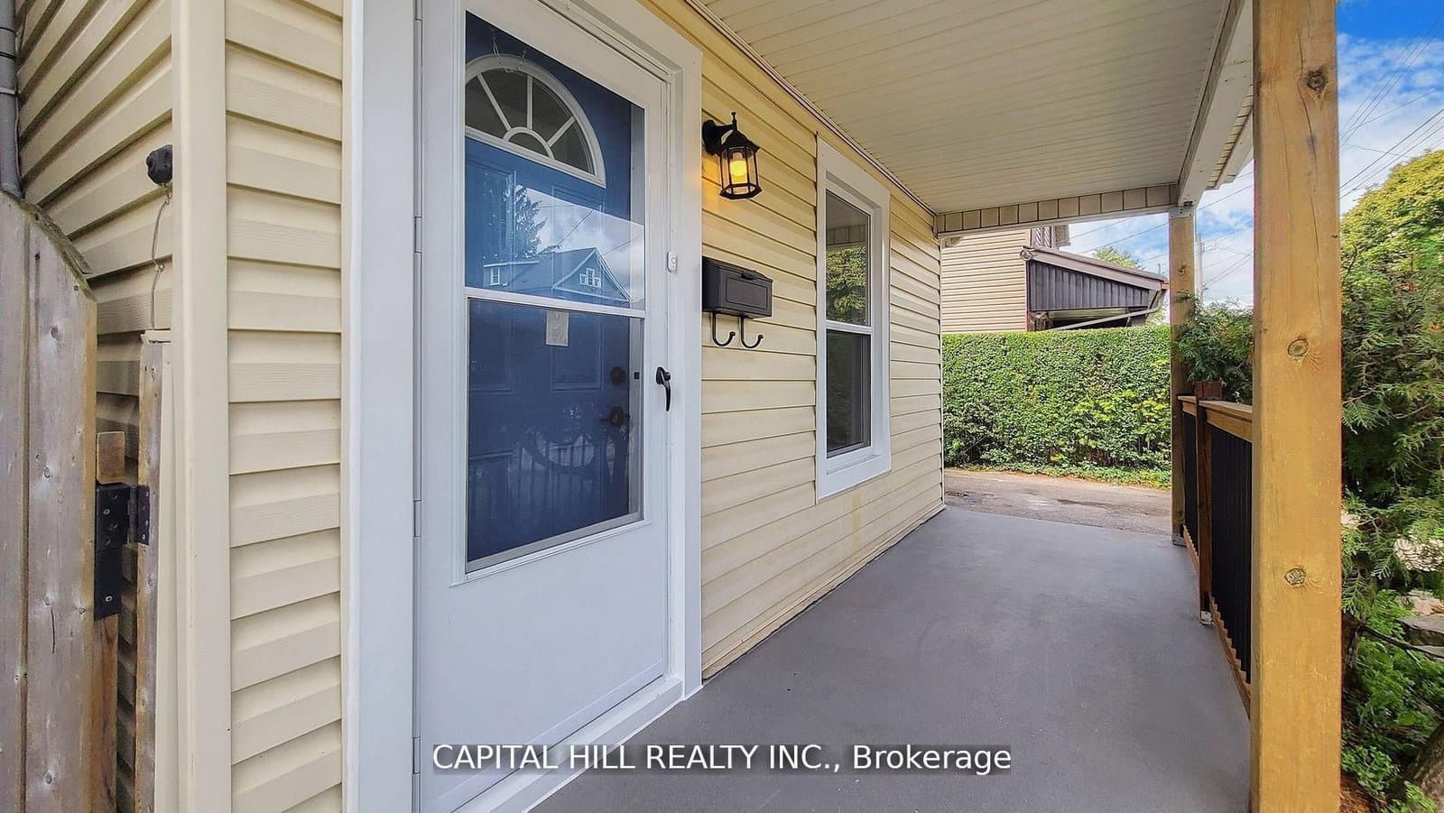 160 Picton Street E thumbnail 4