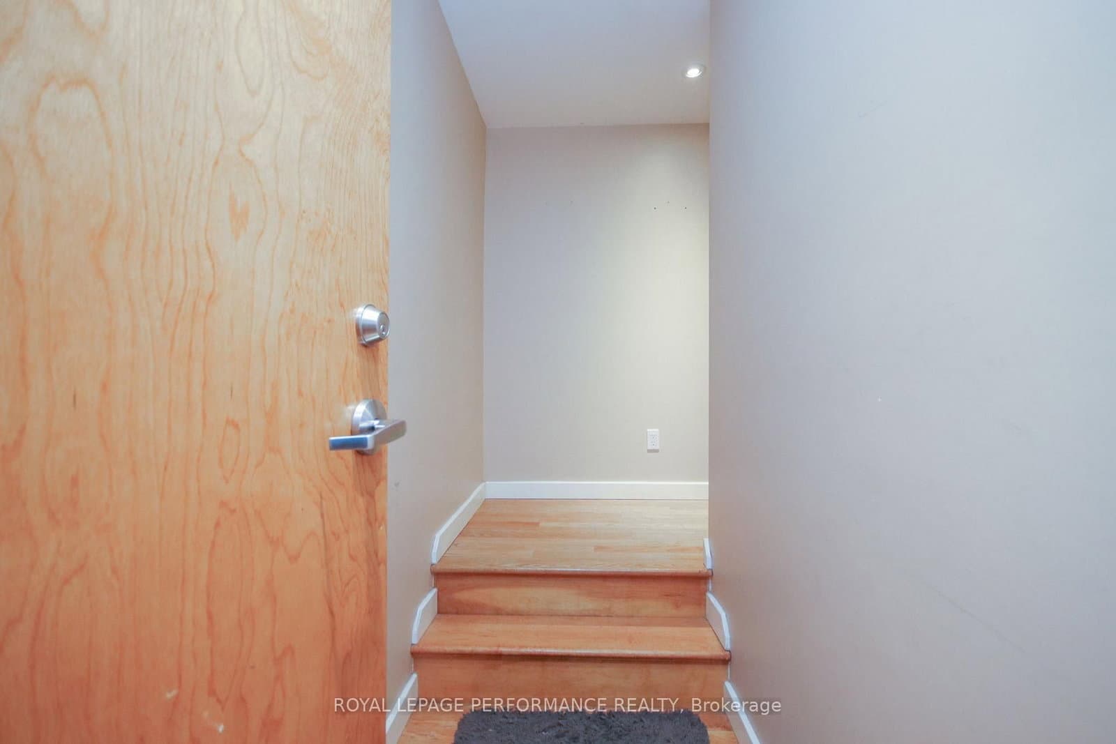 736 Cooper Street E, Unit 3 thumbnail 3