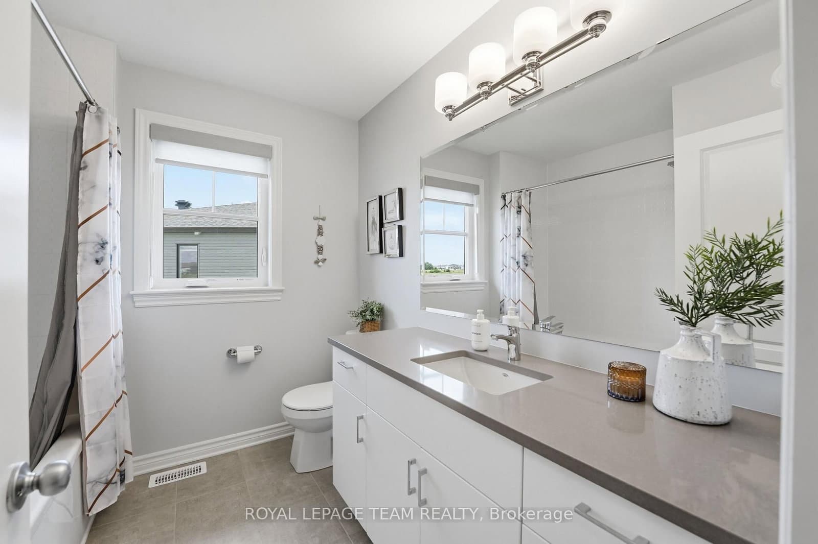 715 Maverick Crescent thumbnail 32
