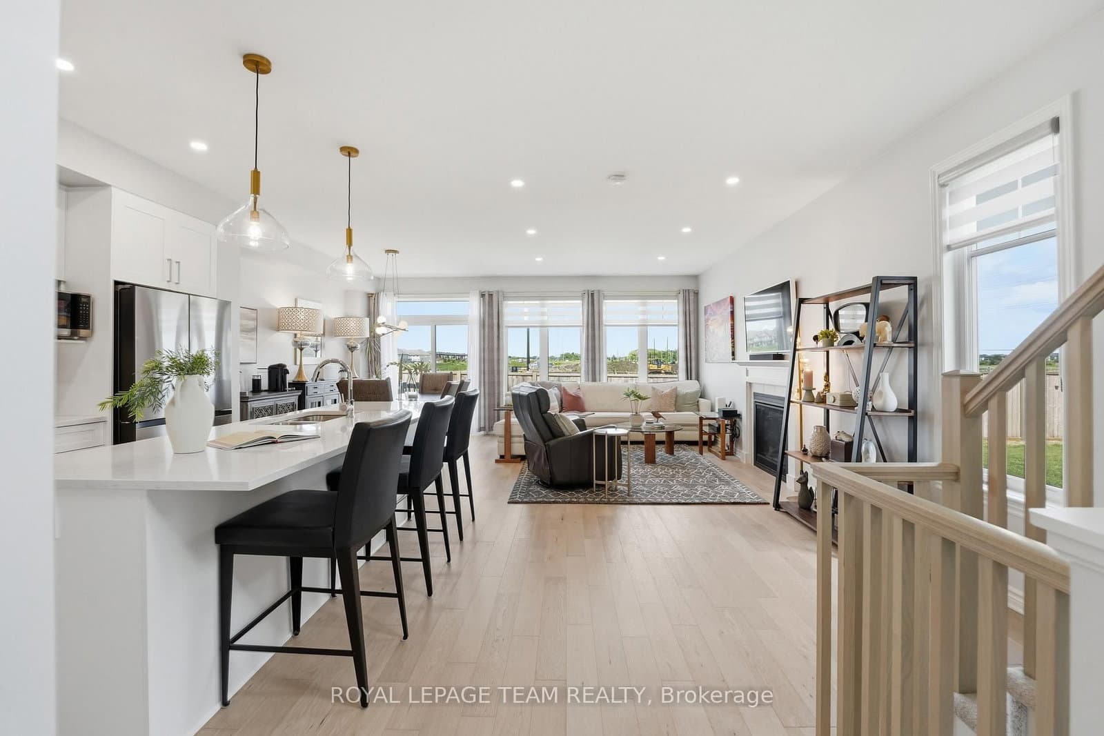715 Maverick Crescent thumbnail 4