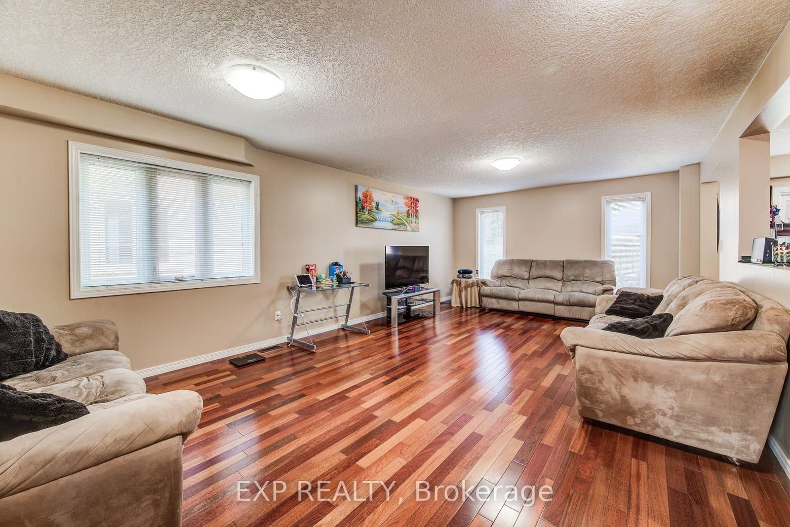 124 Udvari Crescent thumbnail 6