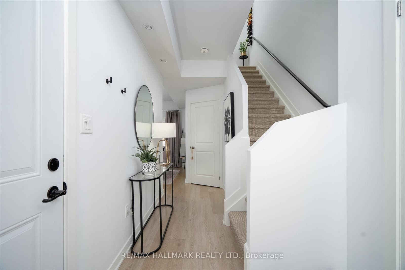 53 Wood Street E thumbnail 3