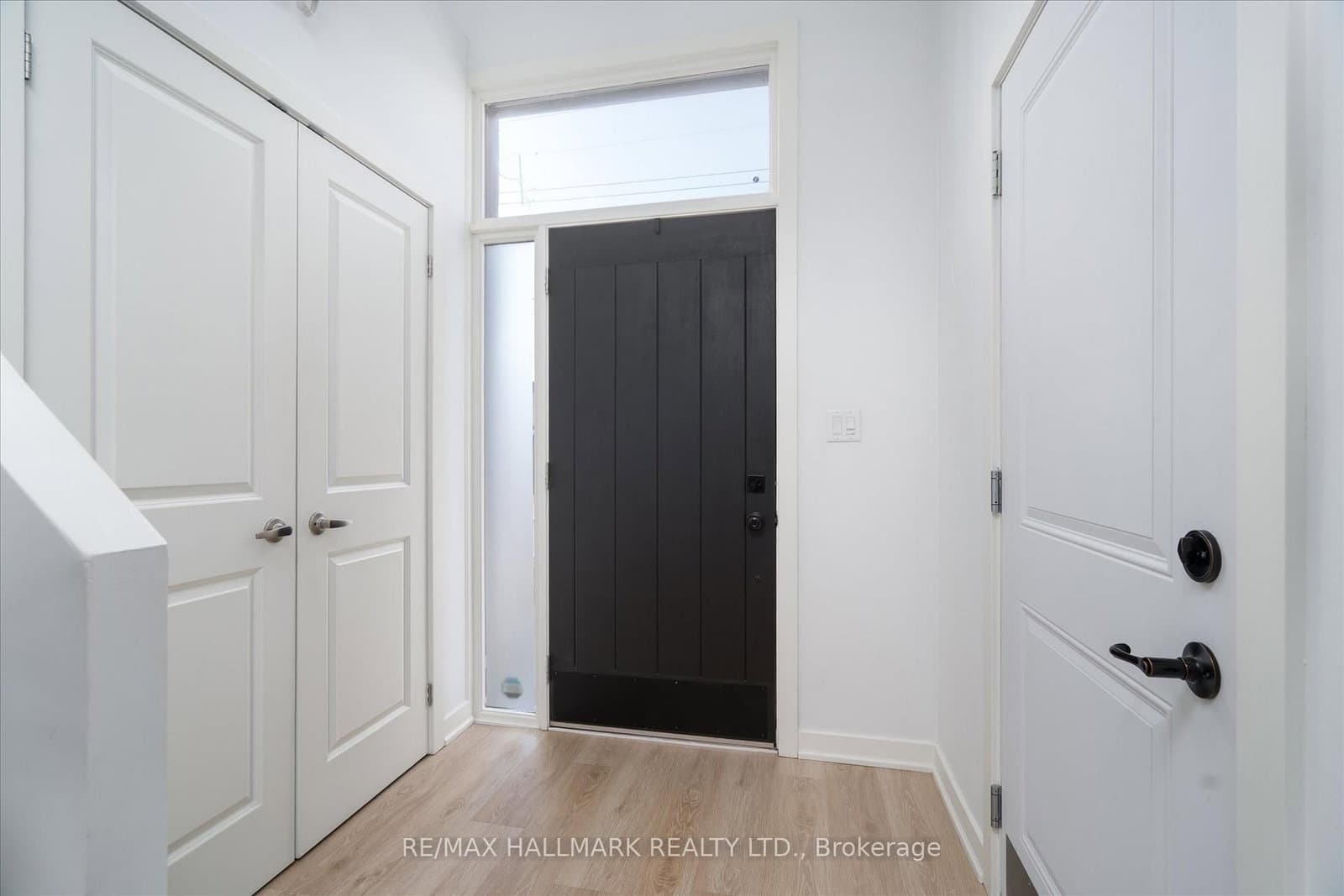 53 Wood Street E thumbnail 4