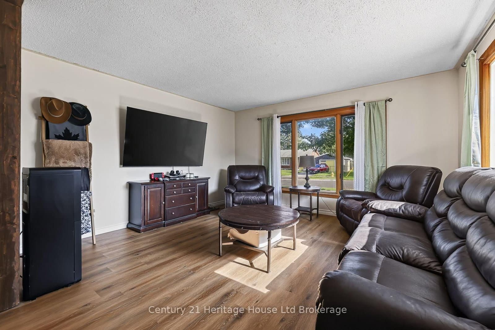 1037 Warwick Street thumbnail 2
