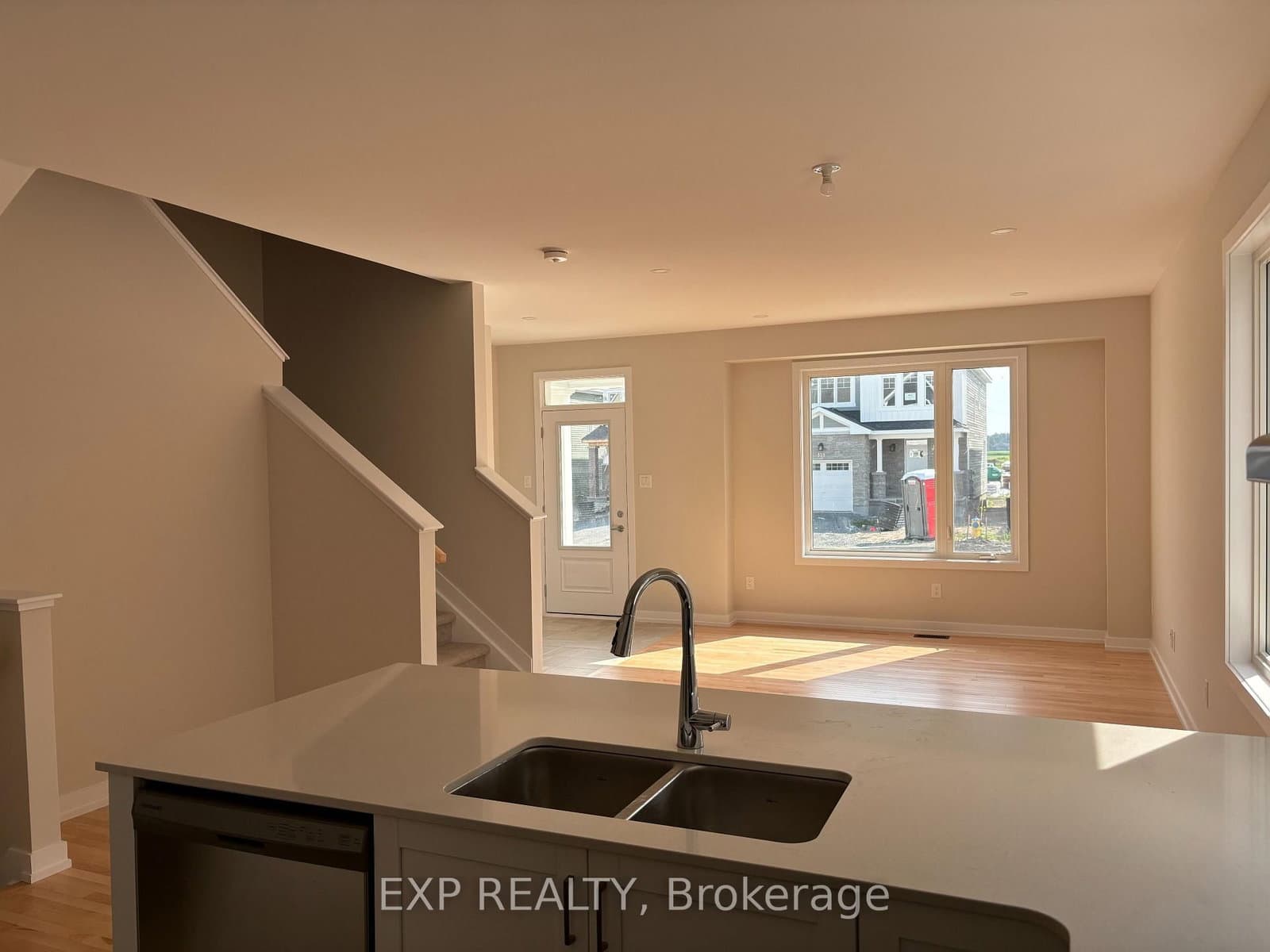 530 OLDENBURG Avenue thumbnail 4