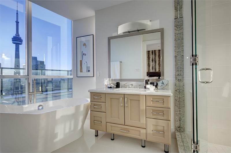 33 Bay at Pinnacle Centre Condos thumbnail 3