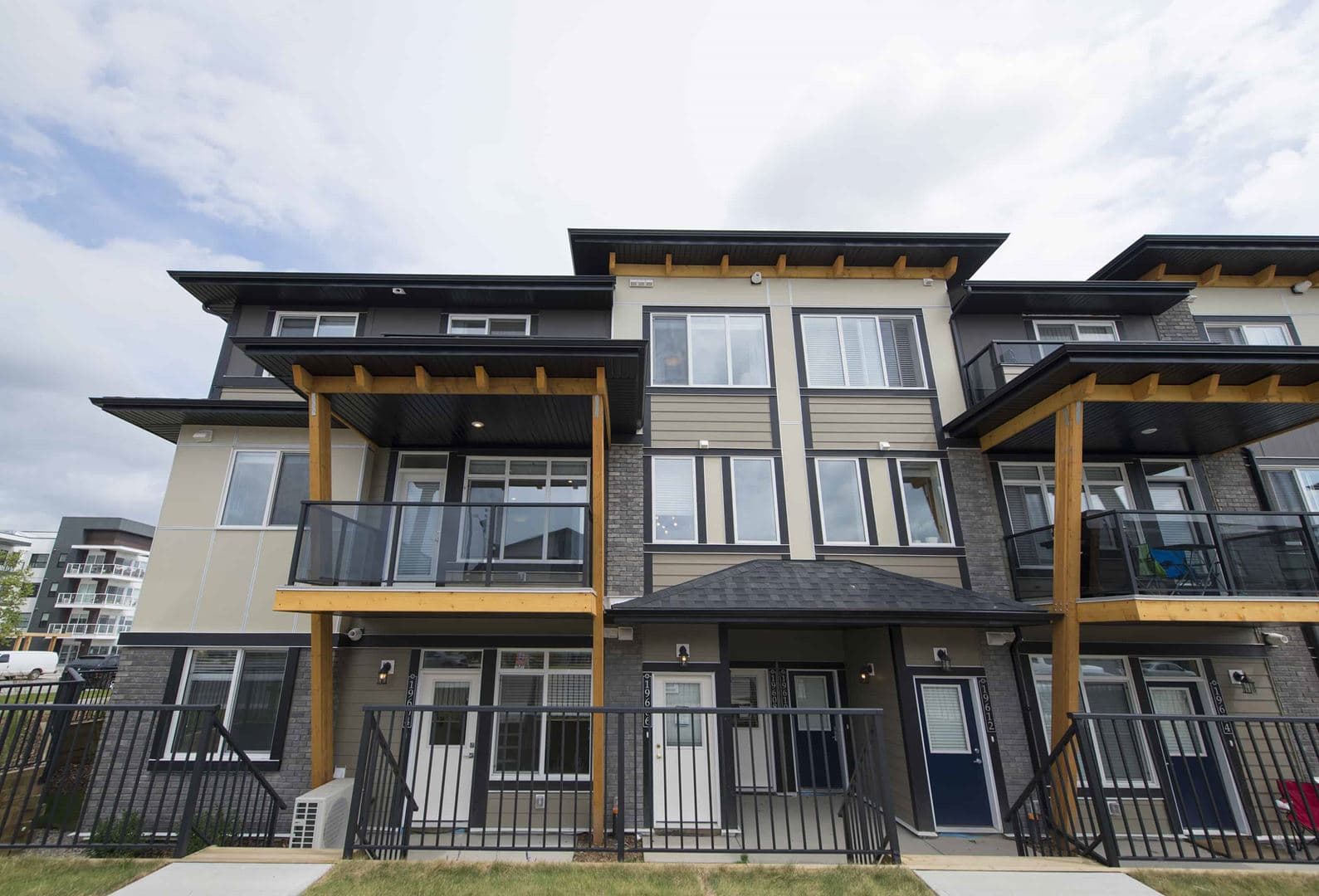 Stile Seton Condos thumbnail 5