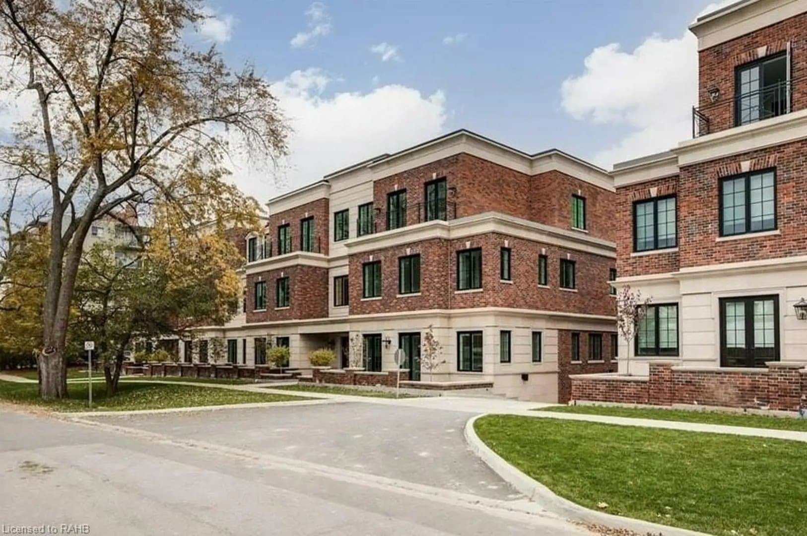 331 Sheddon Condos thumbnail 3